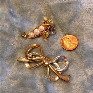 🎀 6 items $25! Bundle me! Two pretty pins.